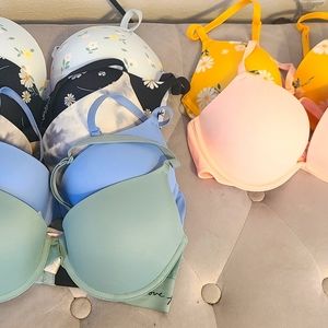 Bundle of 32C and 32D bras